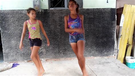 Menina de 13 anos dança sem roupa em baile funk – Record